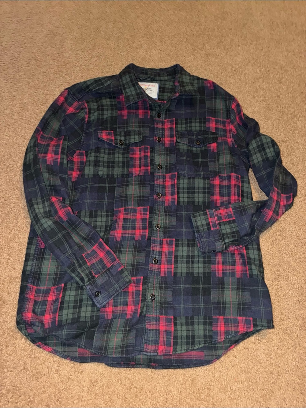 American Eagle Outfitters Plaid Button-Down Shirt in Green & Red